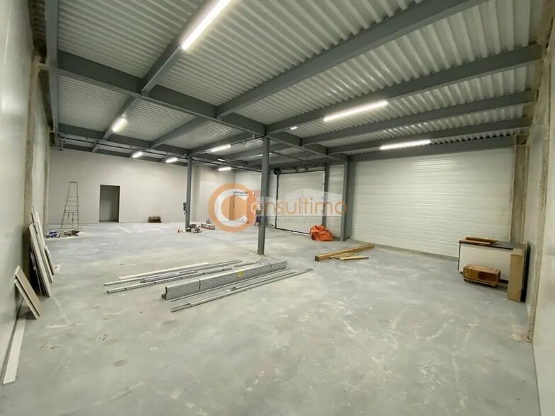 Local d'activités dans Salleboeuf à vendre - Photo de l’immeuble – Image 3 sur 6