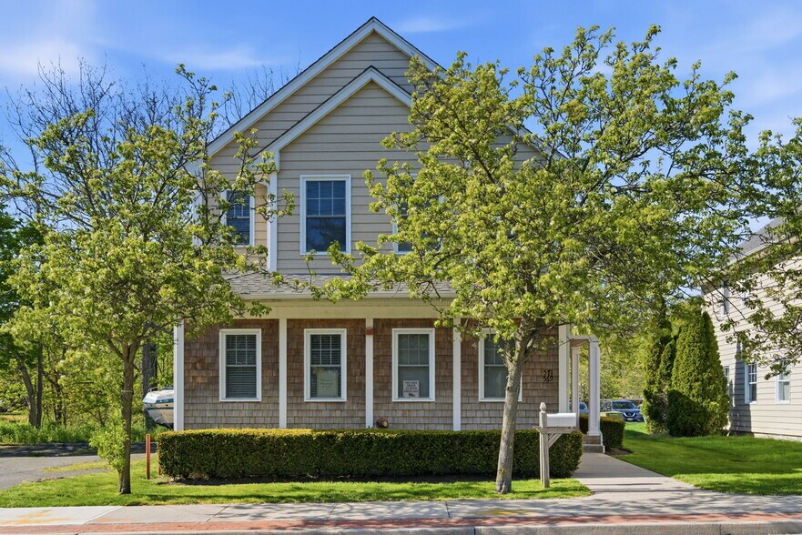 569 Middle Rd, Bayport, NY à vendre - Photo de l’immeuble – Image 1 sur 30