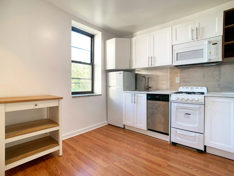 293 Tompkins Ave, Brooklyn, NY à vendre - Photo de l’immeuble – Image 3 sur 9