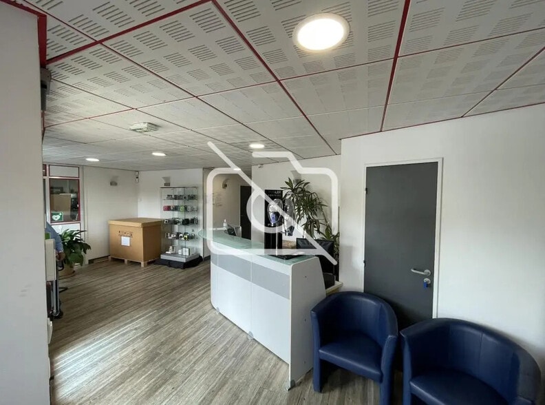 Industriel/Logistique dans Voisins-le-Bretonneux à vendre - Photo de l’immeuble – Image 2 sur 15