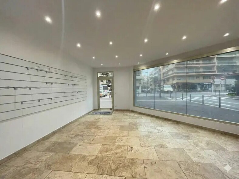 Local commercial dans Antibes à louer - Hall d’entrée – Image 1 sur 7