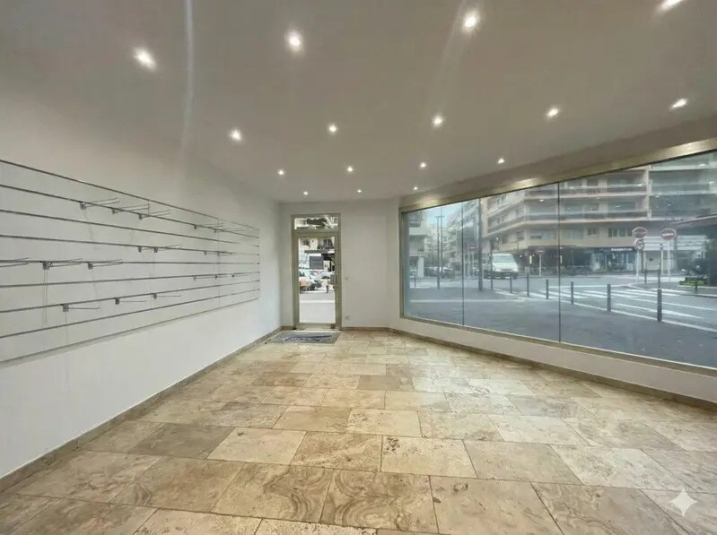 Local commercial dans Antibes à louer Hall d’entrée– Image 1 sur 8