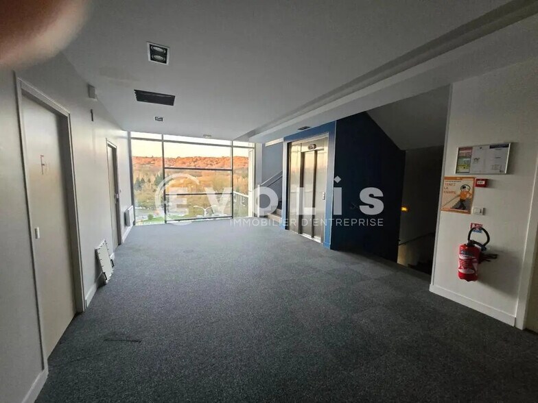 Bureau dans Orsay à vendre - Hall d’entrée – Image 2 sur 8