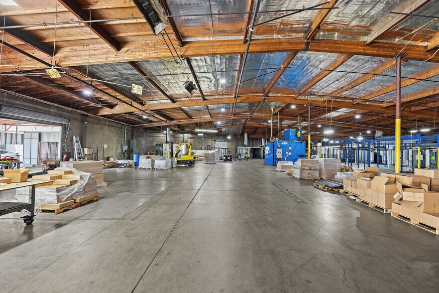 4677 Worth St, Los Angeles, CA à louer - Photo de l’immeuble – Image 3 sur 7