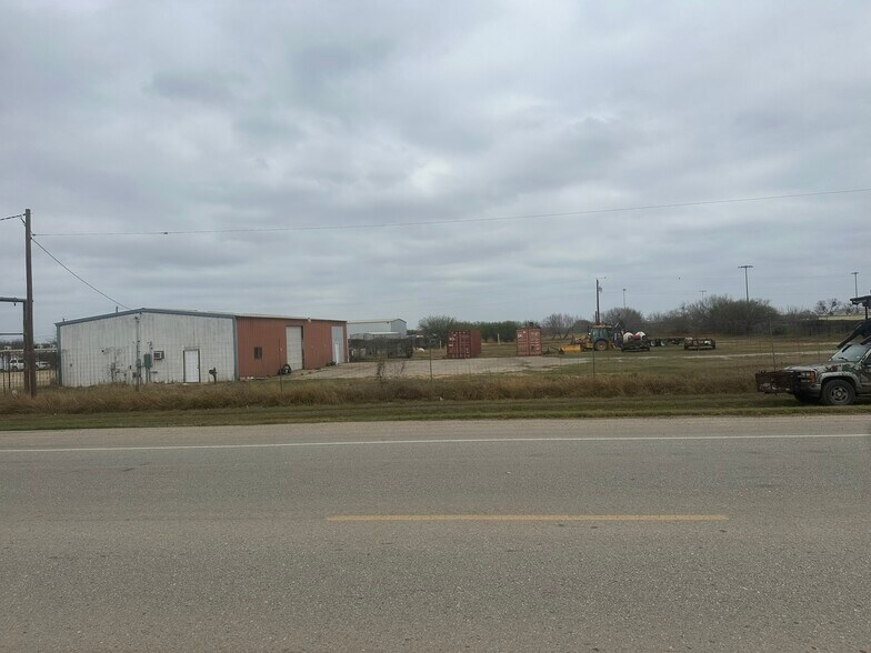 800 W Fm 117, Dilley, TX à louer - Photo de l’immeuble – Image 3 sur 13