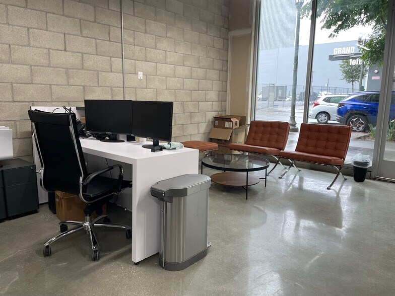 1050 S Grand Ave, Los Angeles, CA à louer - Photo de l’immeuble – Image 3 sur 7