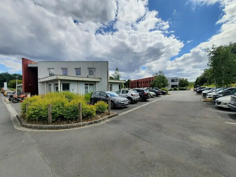Bureau dans Petit-Couronne à louer - Photo de l’immeuble – Image 1 sur 16