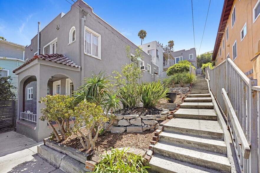 832 Hyperion Ave, Los Angeles, CA à vendre - Photo de l’immeuble – Image 2 sur 17