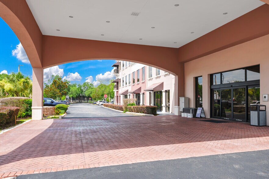 2572 W State Road 426, Oviedo, FL à louer - Photo de l’immeuble – Image 3 sur 12