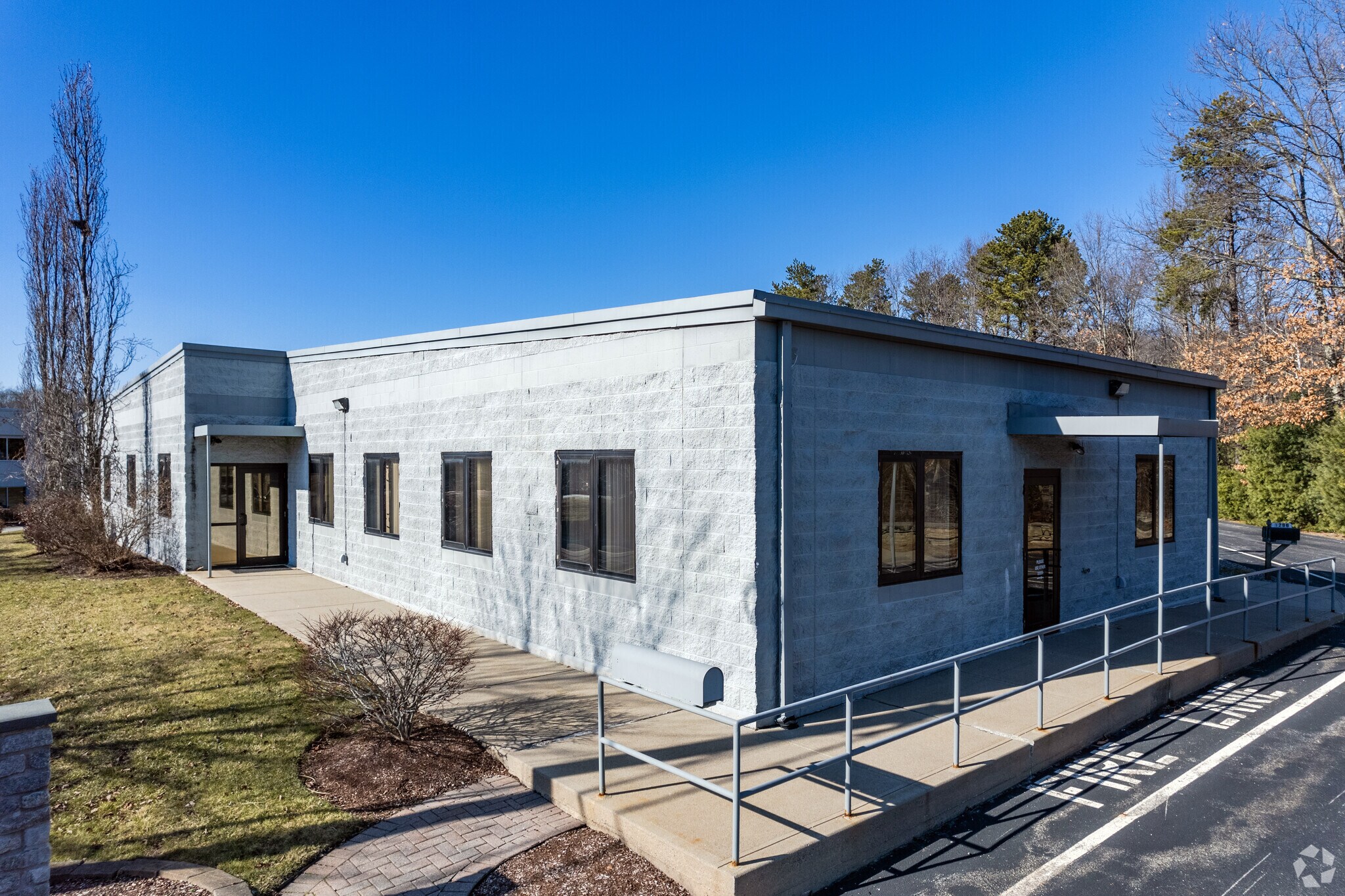 1296 Park East Dr, Woonsocket, RI à louer Photo principale– Image 1 sur 24