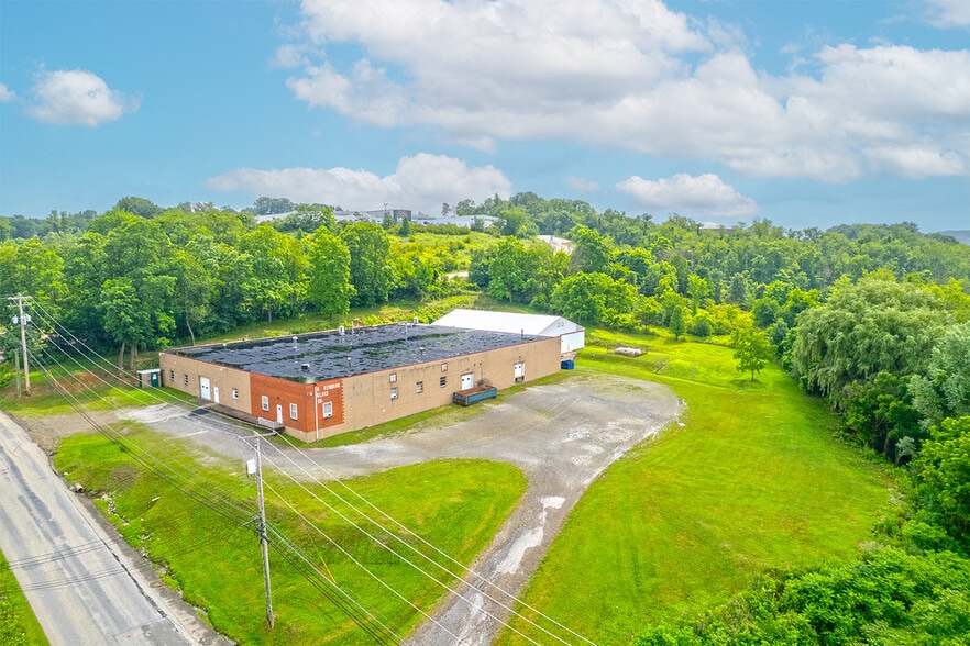 55-57 Mark Dr, Delmont, PA à louer - Photo de l’immeuble – Image 1 sur 42