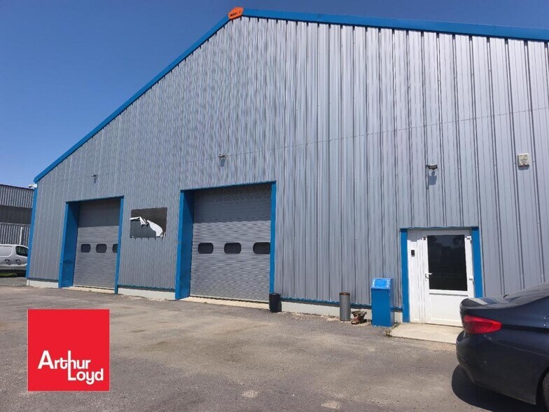 Local d'activités dans à vendre - Photo de l’immeuble – Image 1 sur 10