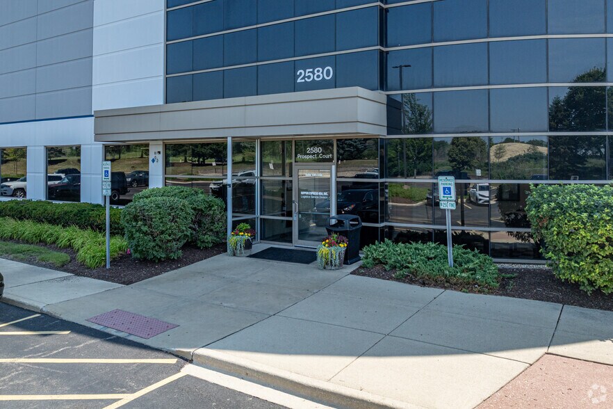 2580 Prospect Ct, Aurora, IL à louer - Photo de l’immeuble – Image 3 sur 5