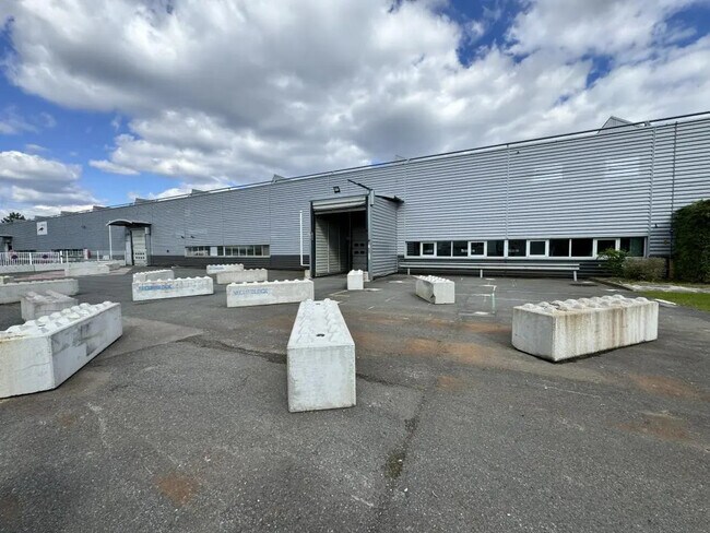 Plus de détails pour Local d'activités à louer