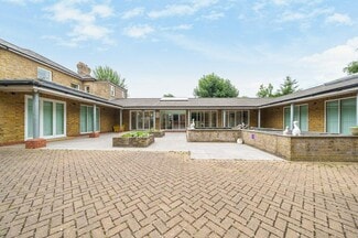 Plus de détails pour 98 Saint Peters Way, Hayes - Santé à vendre