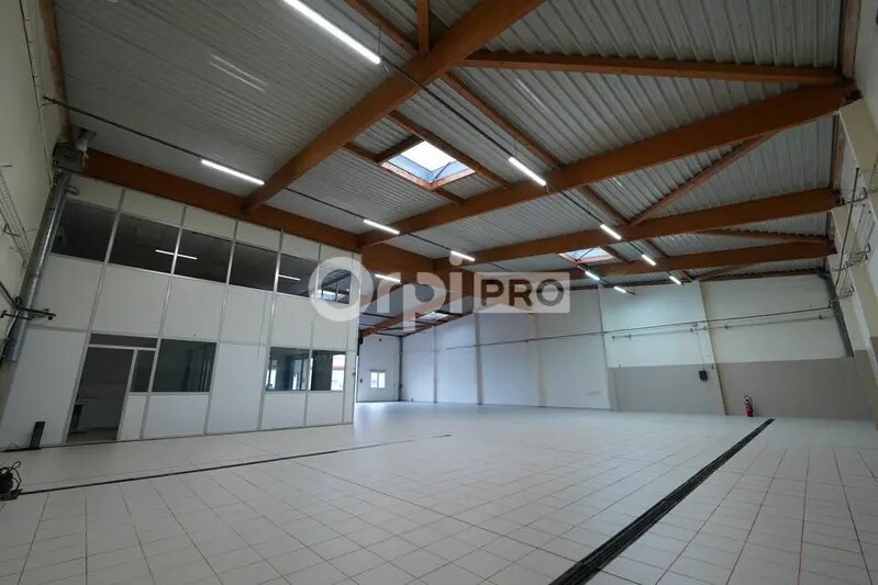 Bureau dans Décines-Charpieu à louer - Photo de l’immeuble – Image 2 sur 23