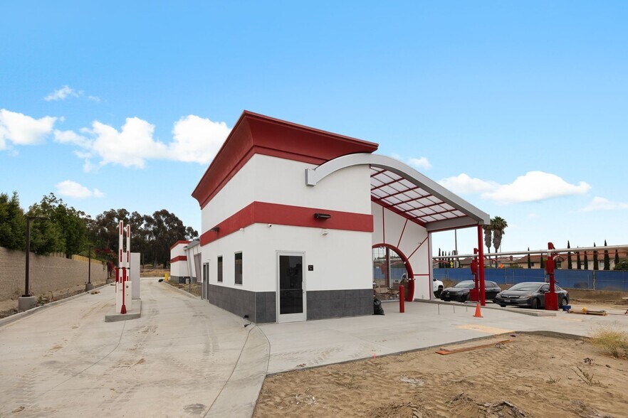 2507 E Ball Rd, Anaheim, CA à vendre - Photo de l’immeuble – Image 3 sur 25