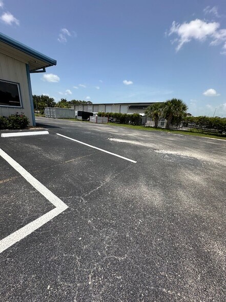 23330 Harborview Rd, Port Charlotte, FL à vendre - Photo de l’immeuble – Image 3 sur 63