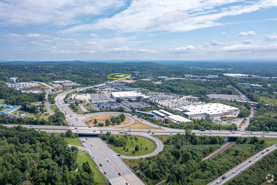 681 Route 211 E, Middletown, NY à vendre - Aérien – Image 2 sur 16