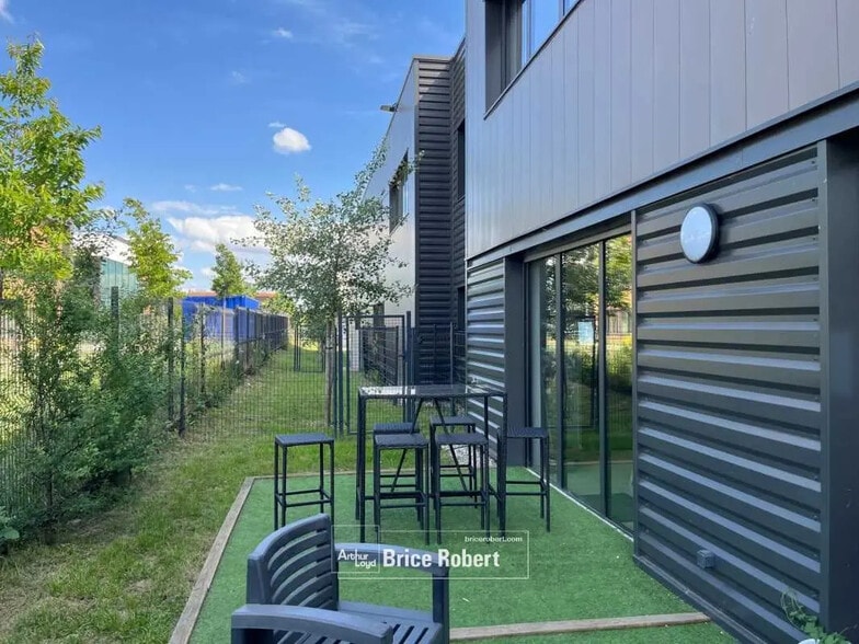 Local d’activités dans Saint-Priest à louer - Photo de l’immeuble – Image 3 sur 6