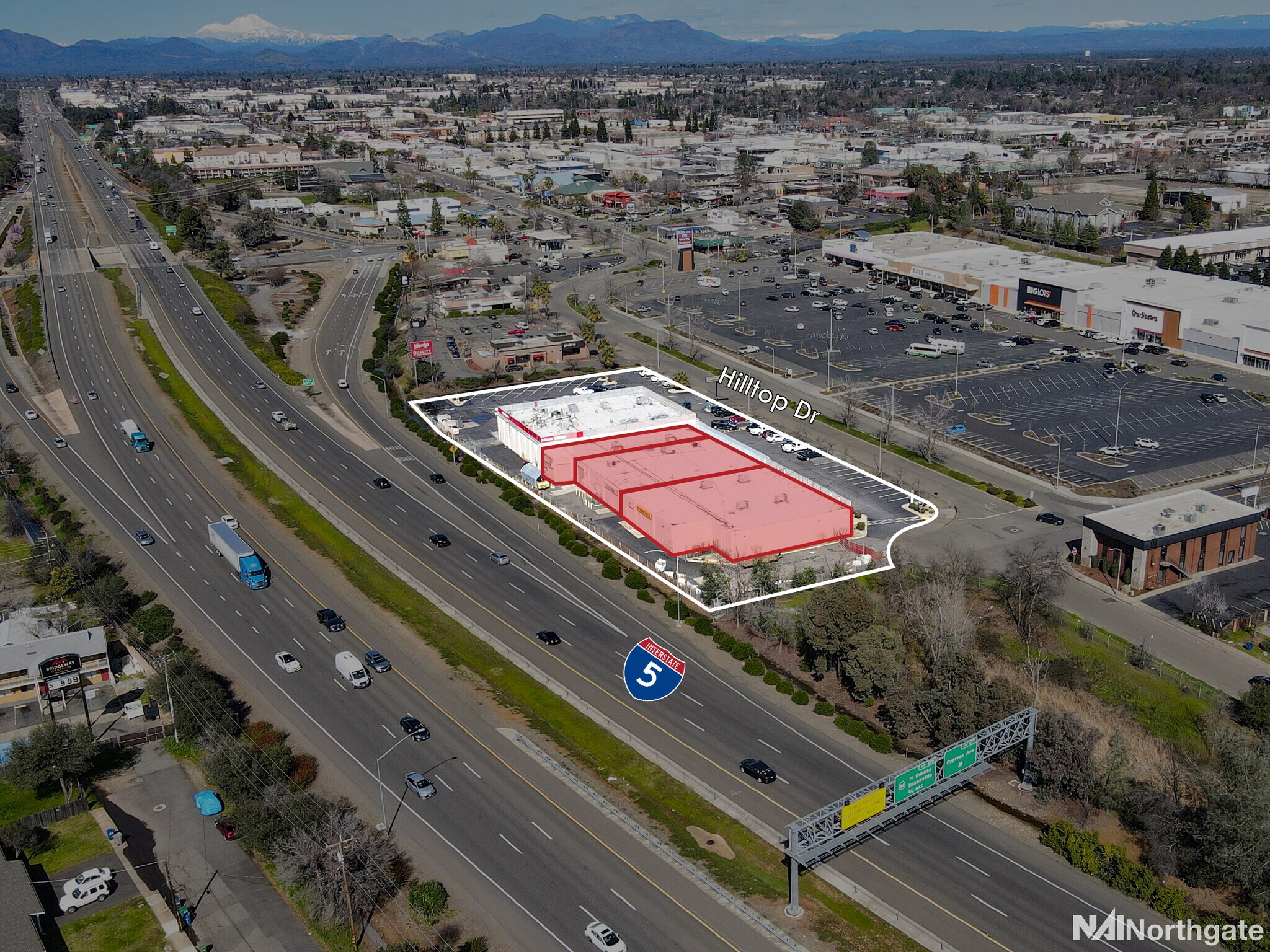 2686 Hilltop Dr, Redding, CA à louer Photo principale– Image 1 sur 5