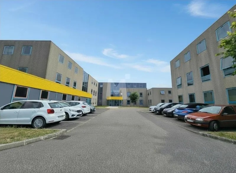 Local d’activités dans Ris-Orangis à louer - Photo de l’immeuble – Image 1 sur 15