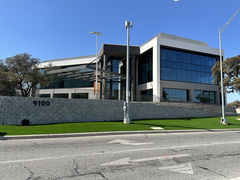 9100 W Interstate 10, San Antonio, TX à louer - Photo de l’immeuble – Image 1 sur 3