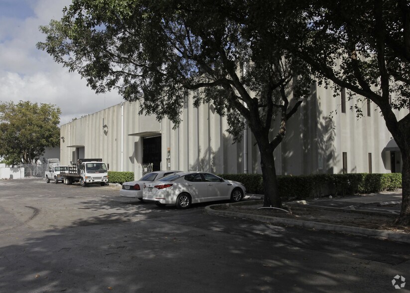 1701 NW 33rd St, Pompano Beach, FL à louer - Photo de l’immeuble – Image 3 sur 7