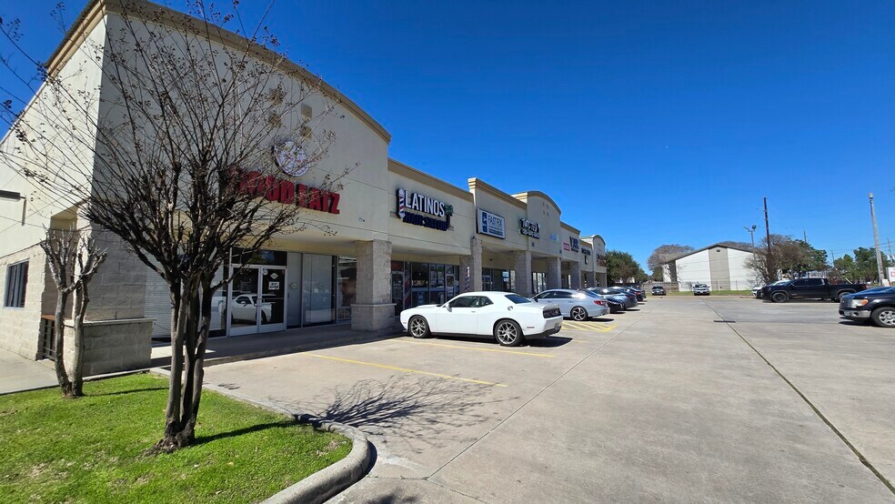 8805 Jones Rd, Houston, TX à louer - Photo de l’immeuble – Image 3 sur 6
