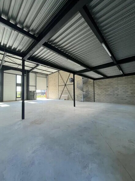 Local d’activités dans Serris à louer - Photo intérieure – Image 1 sur 4