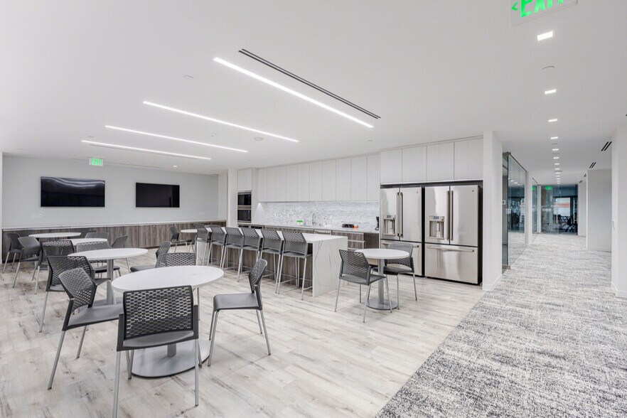 330 N Brand Blvd, Glendale, CA à louer - Photo intérieure – Image 3 sur 11