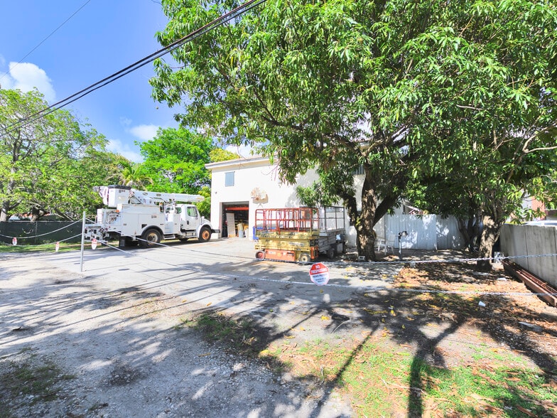 660 Miller Dr, Miami Springs, FL à vendre - Photo de l’immeuble – Image 2 sur 32