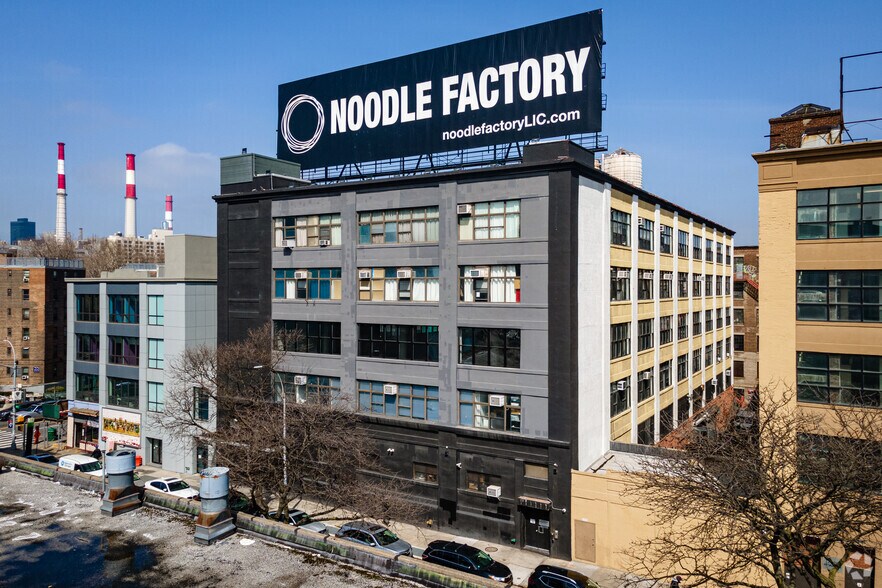 21-07 41st Ave, Long Island City, NY à louer - Photo de l’immeuble – Image 1 sur 9