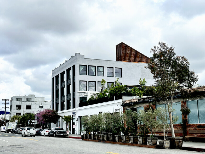 810 E 3rd St, Los Angeles, CA à louer - Photo de l’immeuble – Image 2 sur 8