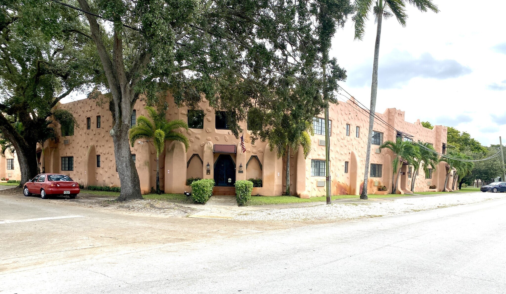 200 Azure Way, Miami Springs, FL à vendre Photo de l’immeuble– Image 1 sur 40