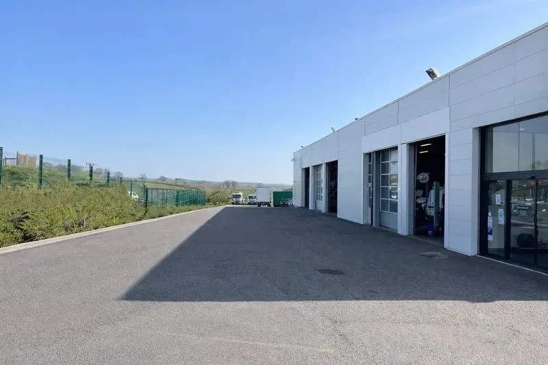 Bureau dans Saint-Germain-Laval à vendre Photo de l’immeuble– Image 1 sur 2