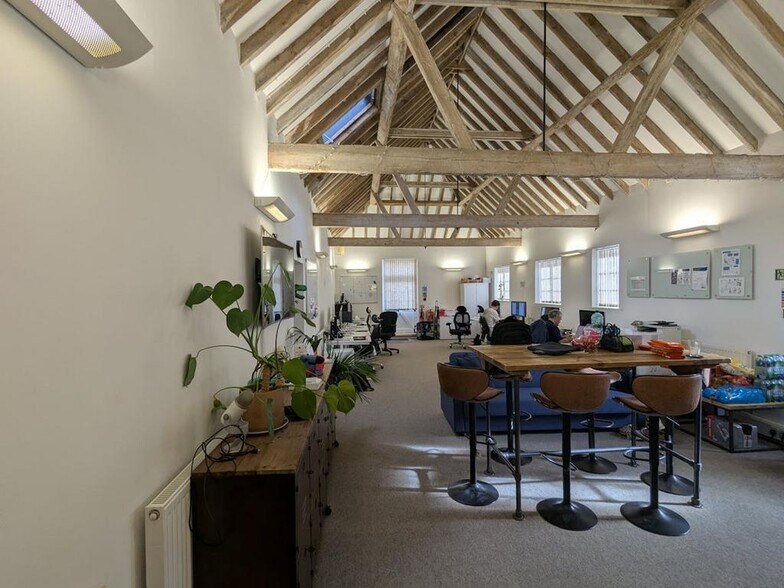 Puttenham, Seale à louer - Photo de l’immeuble – Image 3 sur 14