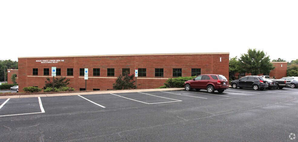 1400 Westgate Center Dr, Winston-Salem, NC à louer - Photo de l’immeuble – Image 3 sur 11