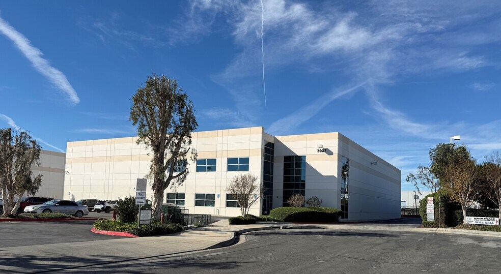 7927 Orion Ave, Van Nuys, CA à louer - Photo de l’immeuble – Image 1 sur 5