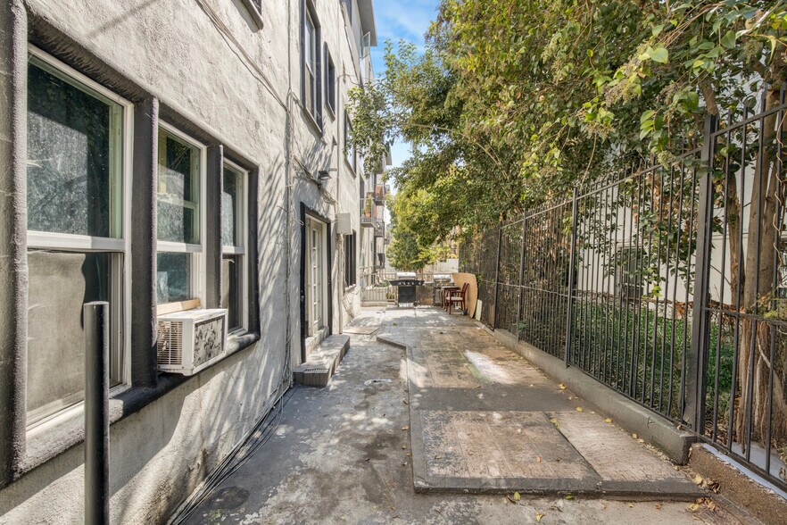 969 S Serrano Ave, Los Angeles, CA à vendre - Photo de l’immeuble – Image 3 sur 17