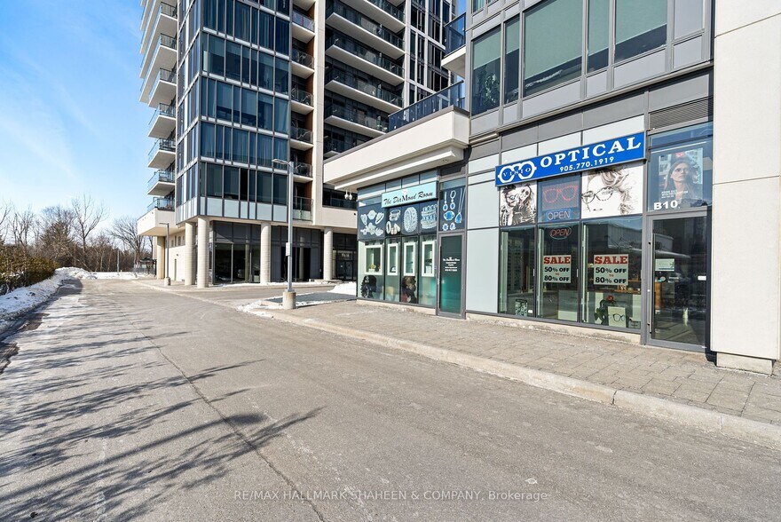 9610 Yonge st, Richmond Hill, ON à vendre - Photo de l’immeuble – Image 2 sur 8