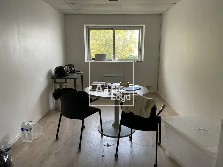 Bureau dans Lisses à louer - Photo intérieure – Image 3 sur 12