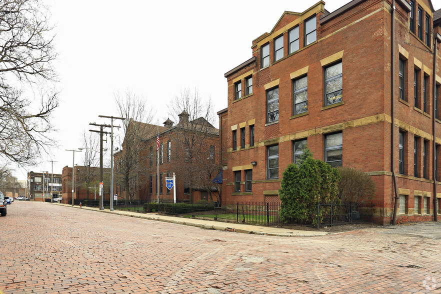 1320 Sumner Ct, Cleveland, OH à louer - Photo de l’immeuble – Image 2 sur 30
