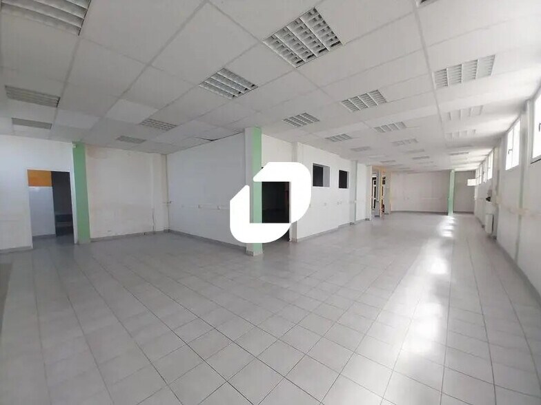 Local commercial dans Le Mesnil-Saint-Denis à vendre - Photo intérieure – Image 3 sur 12