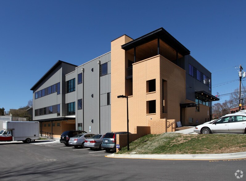 125 W Main St, Carrboro, NC à louer - Photo de l’immeuble – Image 2 sur 3