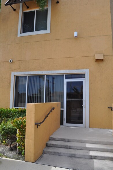 1001 NW 54th St, Miami, FL à louer - Photo de l’immeuble – Image 3 sur 5