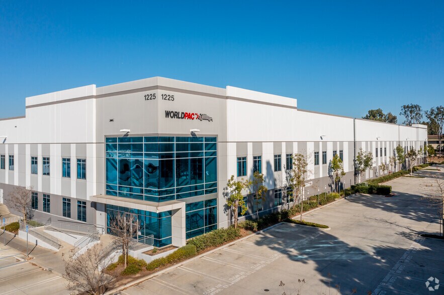1225 W Imperial Hwy, Brea, CA à louer - Photo de l’immeuble – Image 2 sur 9