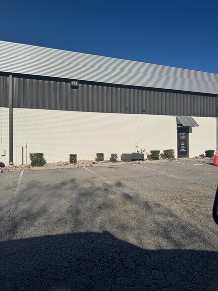 8804 Gulf Ct, Raleigh, NC à louer - Photo de l’immeuble – Image 1 sur 6