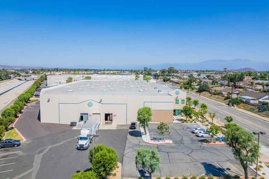 400 E Parkridge Ave, Corona, CA à louer - Photo de l’immeuble – Image 3 sur 10
