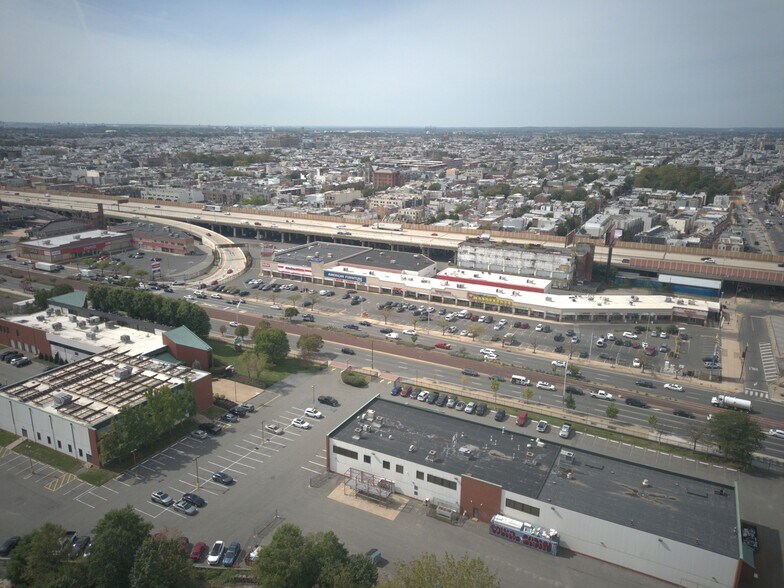 1100 & 1300 S Christopher Columbus Blvd portefeuille de 2 biens à vendre sur LoopNet.fr - Photo de l’immeuble – Image 3 sur 8